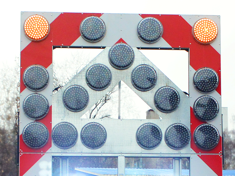 Прицеп прикрытия со светодиодной предупреждающей стрелкой Прицеп прикрытия со светодиодной предупреждающей стрелкой