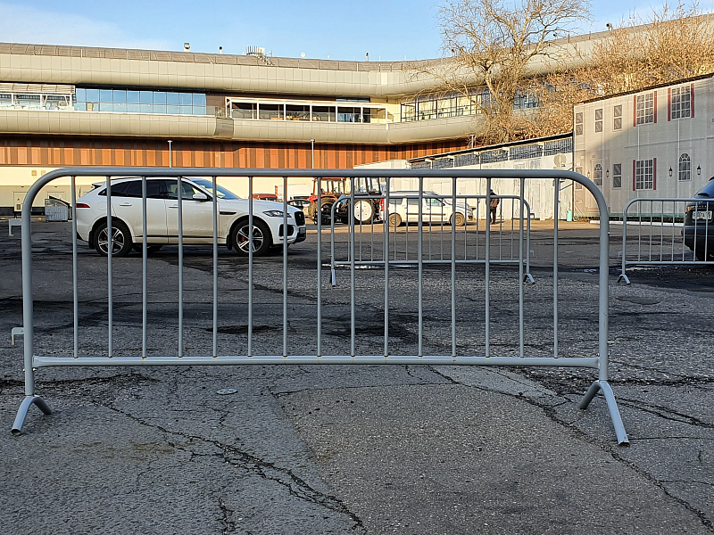 Мобильные барьеры для ограждения участка ремонтных работ Мобильные барьеры для ограждения участка ремонтных работ