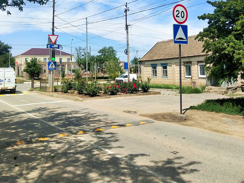 Искусственная неровность ИДН-500 для снижения скорости автомобилей вблизи жилых домов Искусственная неровность ИДН-500 для снижения скорости автомобилей вблизи жилых домов