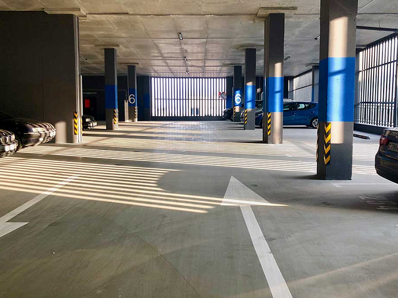 Подземная парковка, оснащенная угловыми демпферами Подземная парковка, оснащенная угловыми демпферами