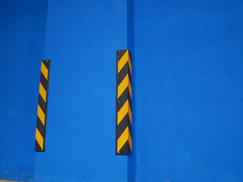 Угловые демпферы на подземном паркинге Угловые демпферы на подземном паркинге