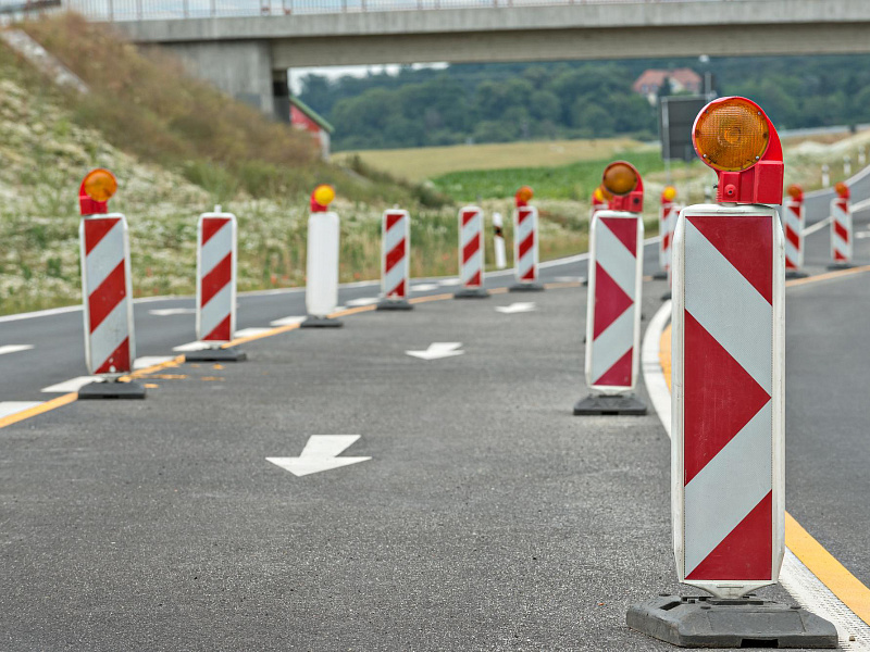 Разделение полосы движения дорожными солдатиками на резиновых подставках Разделение полосы движения дорожными солдатиками на резиновых подставках