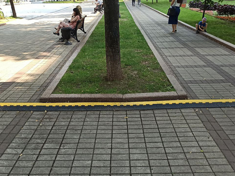 Защита коммуникаций в парковой зоне при помощи двухканального кабель-канала Защита коммуникаций в парковой зоне при помощи двухканального кабель-канала