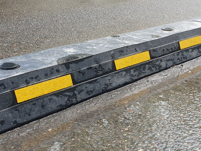 Колесоотбойники резиновые с желтыми светоотражателями Колесоотбойники резиновые с желтыми светоотражателями