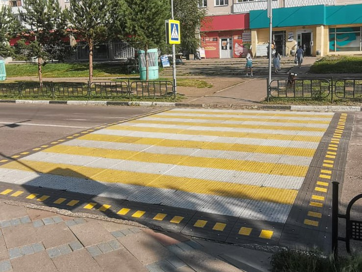 Улица жилого района, оснащенная возвышенным переходом Улица жилого района, оснащенная возвышенным переходом