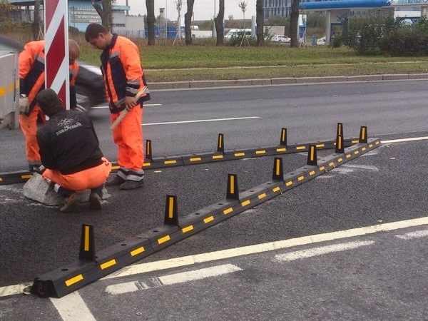 Установка дорожных делиниаторов резиновых с флажком Установка дорожных делиниаторов резиновых с флажком