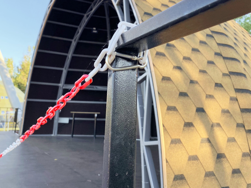 Ограничение прохождения на сцену с помощью пластиковой цепи Ограничение прохождения на сцену с помощью пластиковой цепи