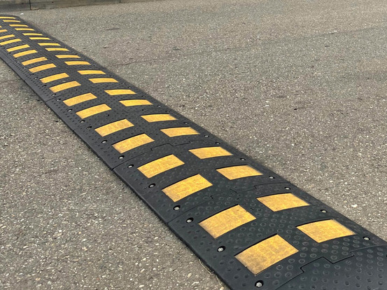 Резиновый лежачий полицейский со светоотражающими наклейками Резиновый лежачий полицейский со светоотражающими наклейками