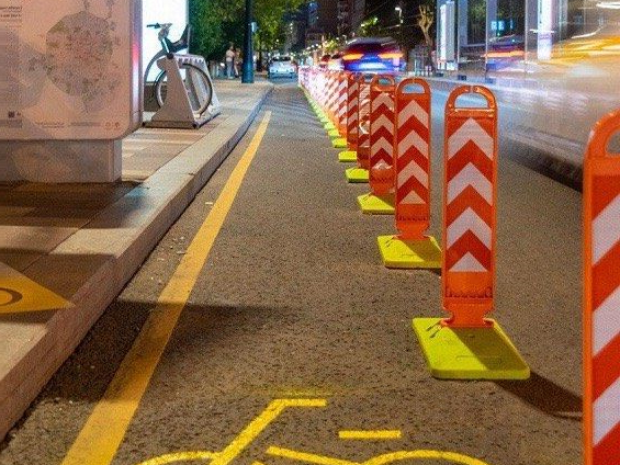 Обозначение велодорожки полимерпесчаными делиниаторами Обозначение велодорожки полимерпесчаными делиниаторами