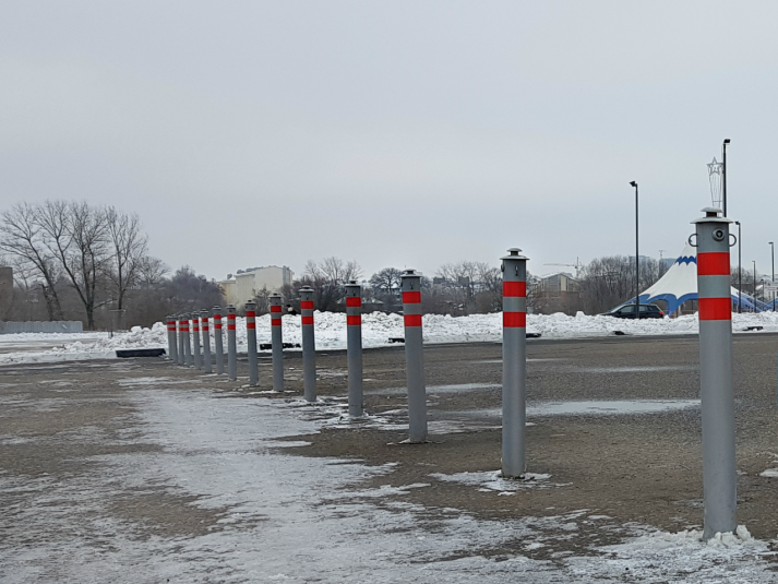 Съемный столбик серии «Город» с креплением для цепи для ограждения парковки Съемный столбик серии «Город» с креплением для цепи для ограждения парковки