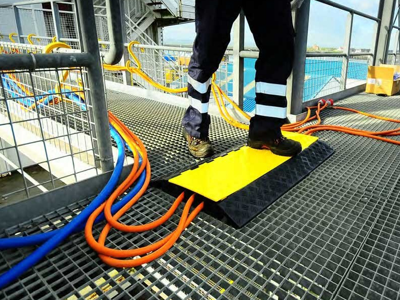 Защита коммуникаций при помощи пятиканальных кабель-каналов Защита коммуникаций при помощи пятиканальных кабель-каналов