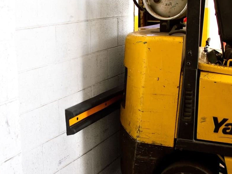 Защита стен от столкновения с техникой при помощи резиновых стеновых отбойников Защита стен от столкновения с техникой при помощи резиновых стеновых отбойников