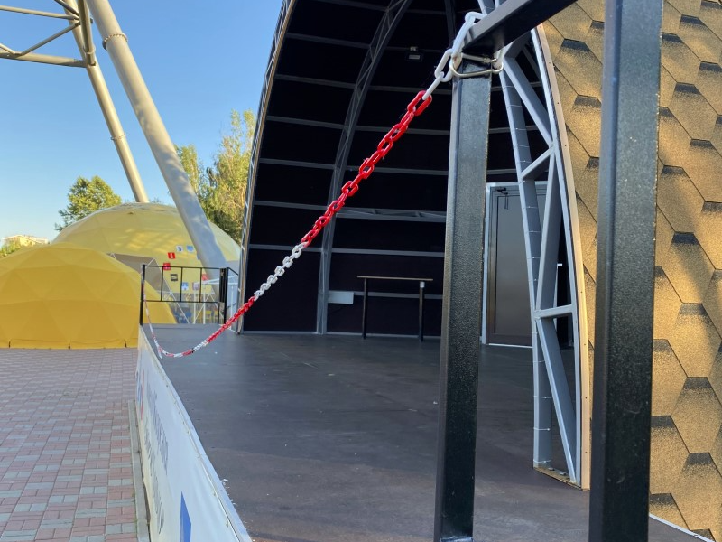 Уличная сцена, огороженная пластиковой цепью Уличная сцена, огороженная пластиковой цепью