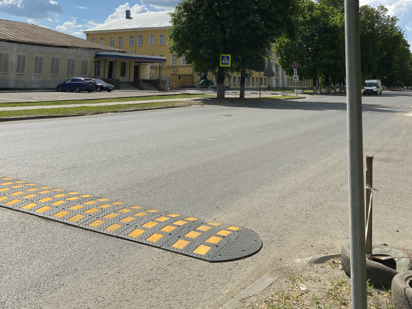 Искусственная неровность ИДН-900 для ограничения скорости транспорта у Ярославского высшего военного училища Искусственная неровность ИДН-900 для ограничения скорости транспорта у Ярославского высшего военного училища