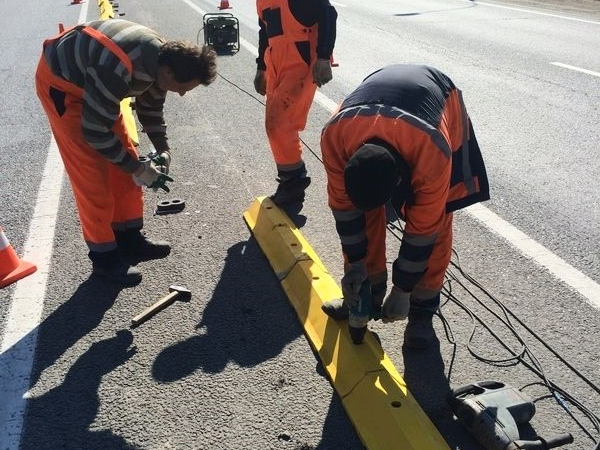 Монтаж композитных дорожных делиниаторов Монтаж композитных дорожных делиниаторов