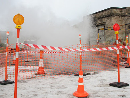 Обозначение участка ремонтных работ с помощью конусов с вехами Обозначение участка ремонтных работ с помощью конусов с вехами