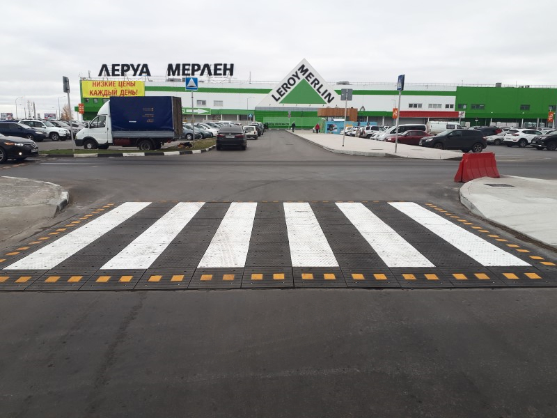 Переход с ИДН на территории парковки ТЦ Переход с ИДН на территории парковки ТЦ