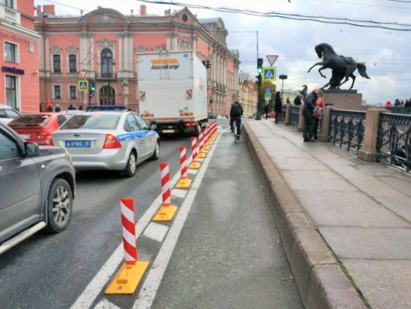 Разделение пешеходной и проезжей части с помощью делиниаторов из композита Разделение пешеходной и проезжей части с помощью делиниаторов из композита