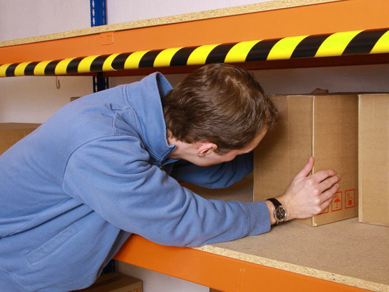 Мягкий пенополиуретановый профиль на кромках стеллажей Мягкий пенополиуретановый профиль на кромках стеллажей