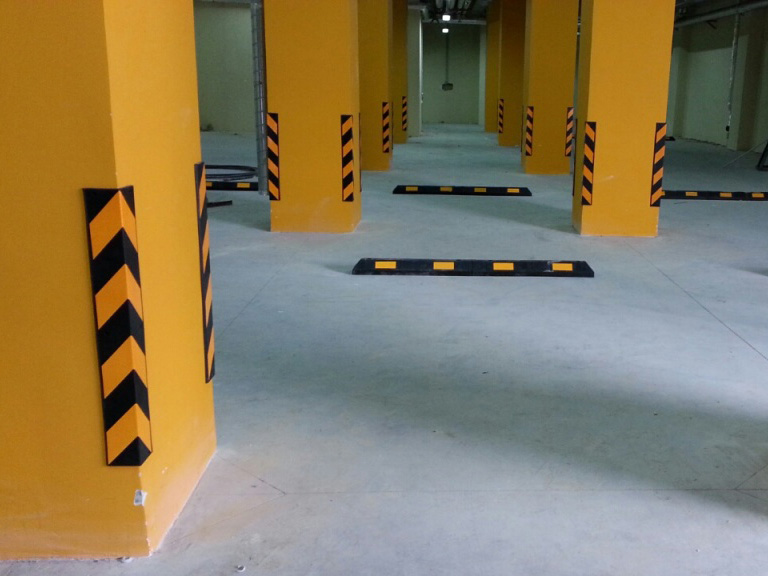 Защита колонн угловыми демпферами из композита на подземной парковке Защита колонн угловыми демпферами из композита на подземной парковке