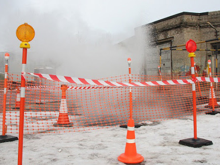 Ограждение зоны ремонтных работ с помощью вех на резиновых подставках Ограждение зоны ремонтных работ с помощью вех на резиновых подставках