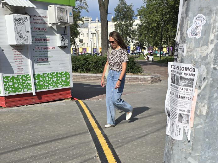 Двухканальный кабель-канал для защиты коммуникаций киоска Двухканальный кабель-канал для защиты коммуникаций киоска