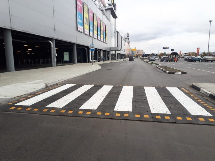 Парковка торгового центра, оснащенная переходом с ИДН Парковка торгового центра, оснащенная переходом с ИДН