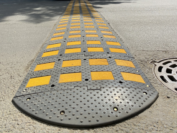 Искусственная дорожная неровность ИДН-900 на проезжей части Искусственная дорожная неровность ИДН-900 на проезжей части