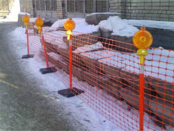 Участок ремонтых работ, обозначенный сигнальными столбиками на утяжелителях и пластиковой сеткой Участок ремонтых работ, обозначенный сигнальными столбиками на утяжелителях и пластиковой сеткой