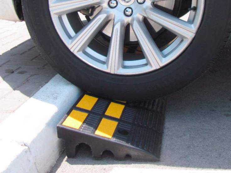 Пандус резиновый для быстрого заезда на бордюр Пандус резиновый для быстрого заезда на бордюр