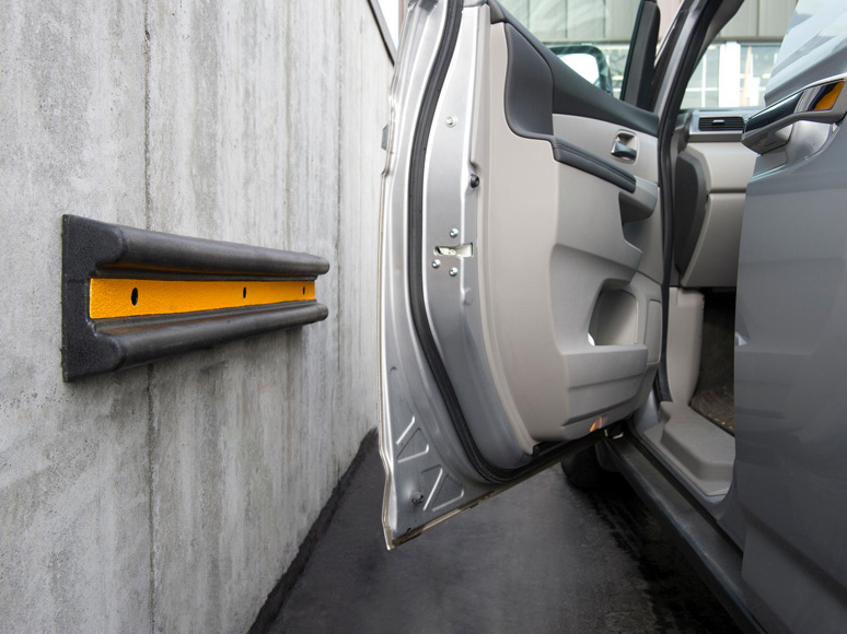 Резиновый отбойник на стене автосервиса Резиновый отбойник на стене автосервиса