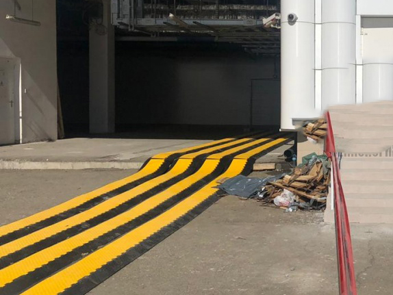 Логистический центр, оснащенный пятиканальными кабель-каналами Логистический центр, оснащенный пятиканальными кабель-каналами