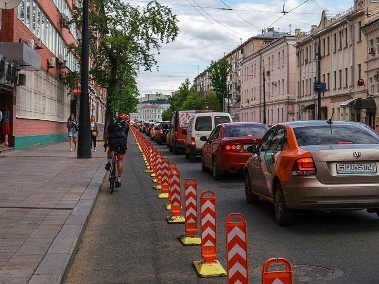 Разделение проезжей части и велодорожки с помощью полимерпесчаных делиниаторов Разделение проезжей части и велодорожки с помощью полимерпесчаных делиниаторов