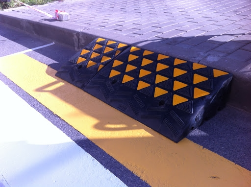 Съезд резиновый с бордюра для легкого преодоления препятствия Съезд резиновый с бордюра для легкого преодоления препятствия