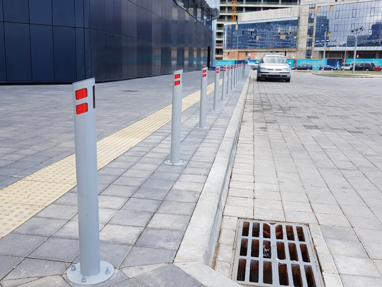 Сигнальные столбики, разделяющие проезжую часть и пешеходную зону Сигнальные столбики, разделяющие проезжую часть и пешеходную зону